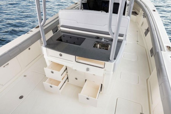 Behind the leaning post, the Mako 414 CC can be set up with a galley, or a rigging station.