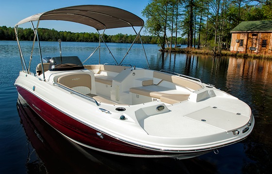 The Stingray 192sc offers a lot in 20 feet -- swimming, fishing, tow-sports, and two great lounging zones. The bimini, with stainless fittings, is standard.